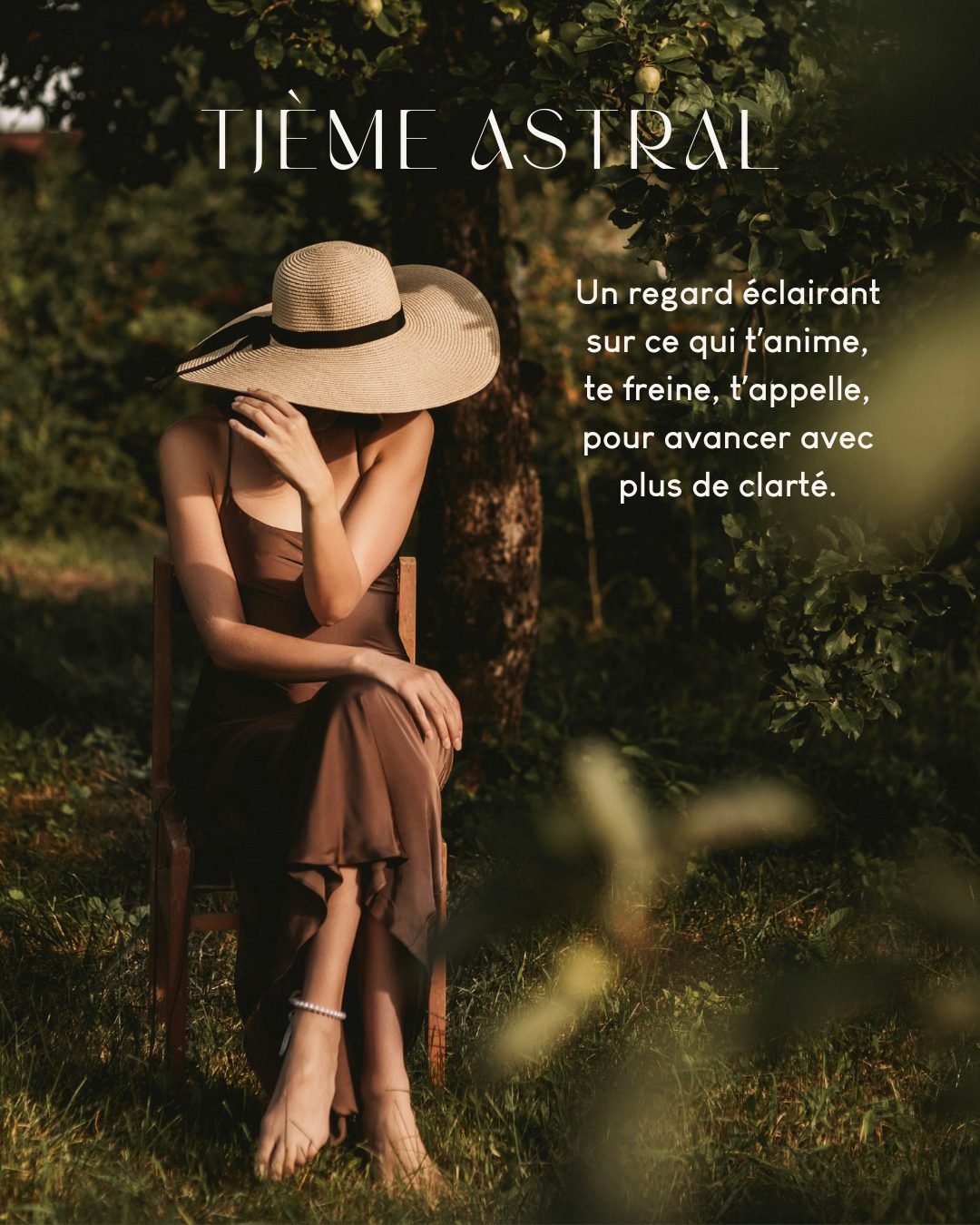 Une femme cachée derrière son chapeau, assise dans un jardin, attendant son thème astral avec Hélène TURNER Astrologue