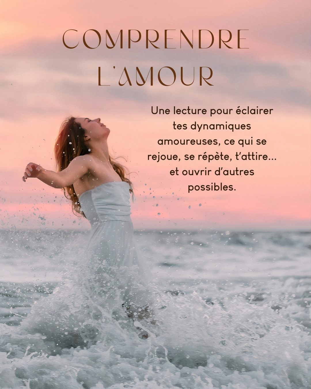 Hélène TURNER - Astrologue : Femme dans l'océan, les bras levés de chaque côté, les yeux fermés et le visage levé vers le ciel. Comprendre l'amour avec le thème astral.